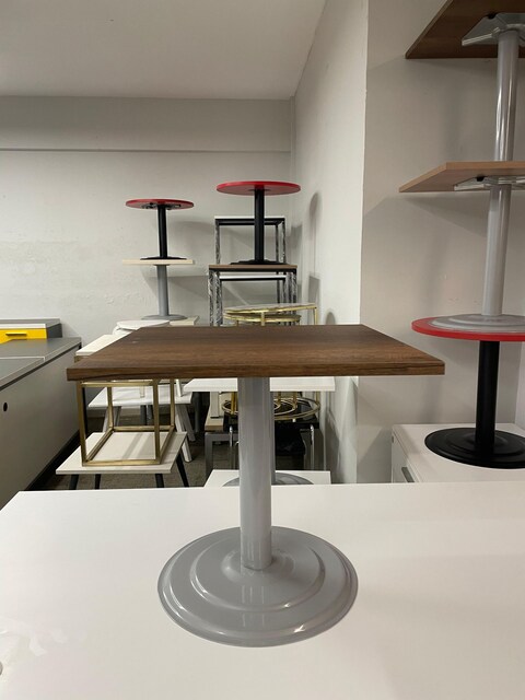 KLAS OFİS ÜSKÜDAR 50X50 BAROK CEVİZ METAL AYAKLI SEHPA