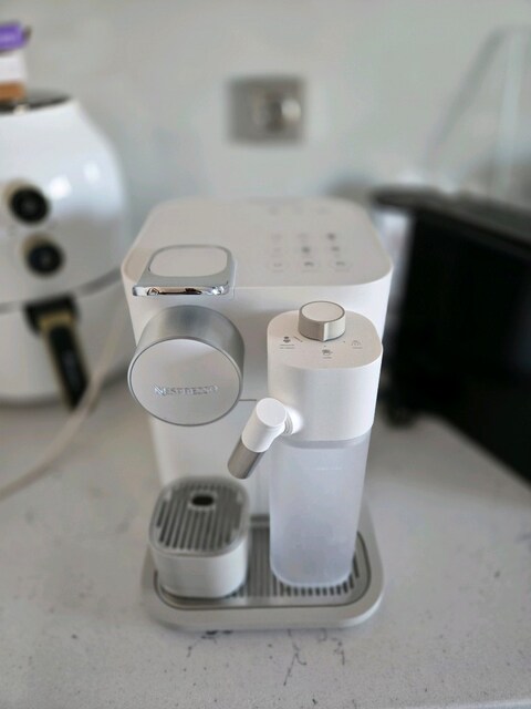 TEMİZ NESPRESSO KAHVE MAKİNESİ