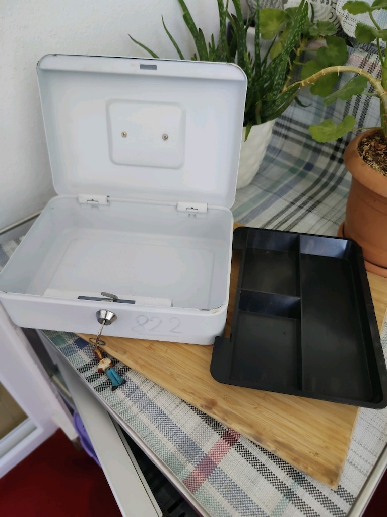 Ev veya ofis kullanımı için uygun, anahtarlı ve kilitli metal kasa - 6