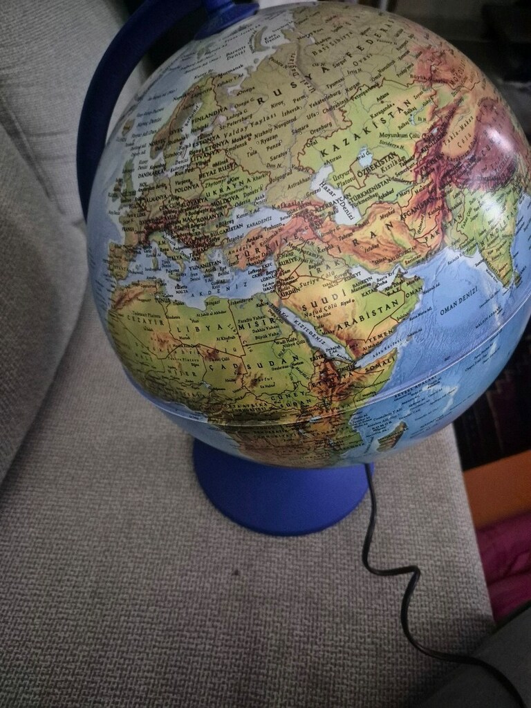 Gürbüz Işıklı fiziki ve siyasi dünya küresi