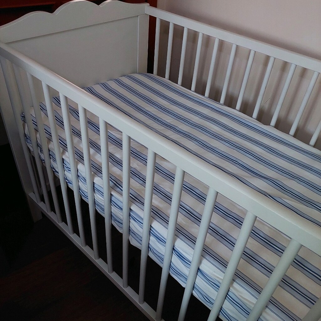 ikea bebek karyolasi +yatağı +yatak koruyucu alezi +yastık +yan minder - 2