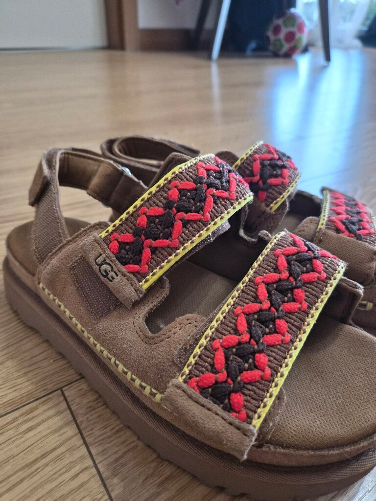 ugg sandalet birkez giyildi - 3