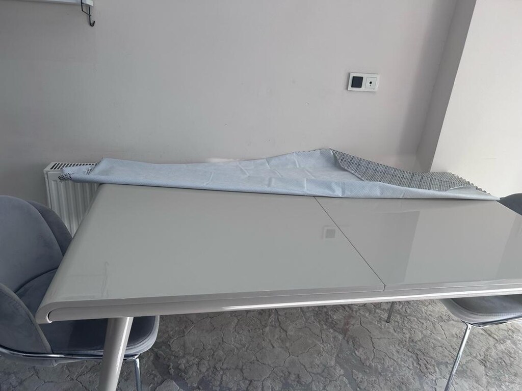 6 kişilik yemek masası yanında 2 tane sandelyesi var - 3