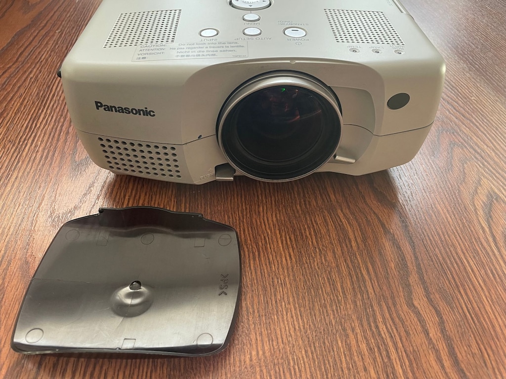 Panasonic PT-L712E Projektör ve Lazer pointerlı kumanda - 2