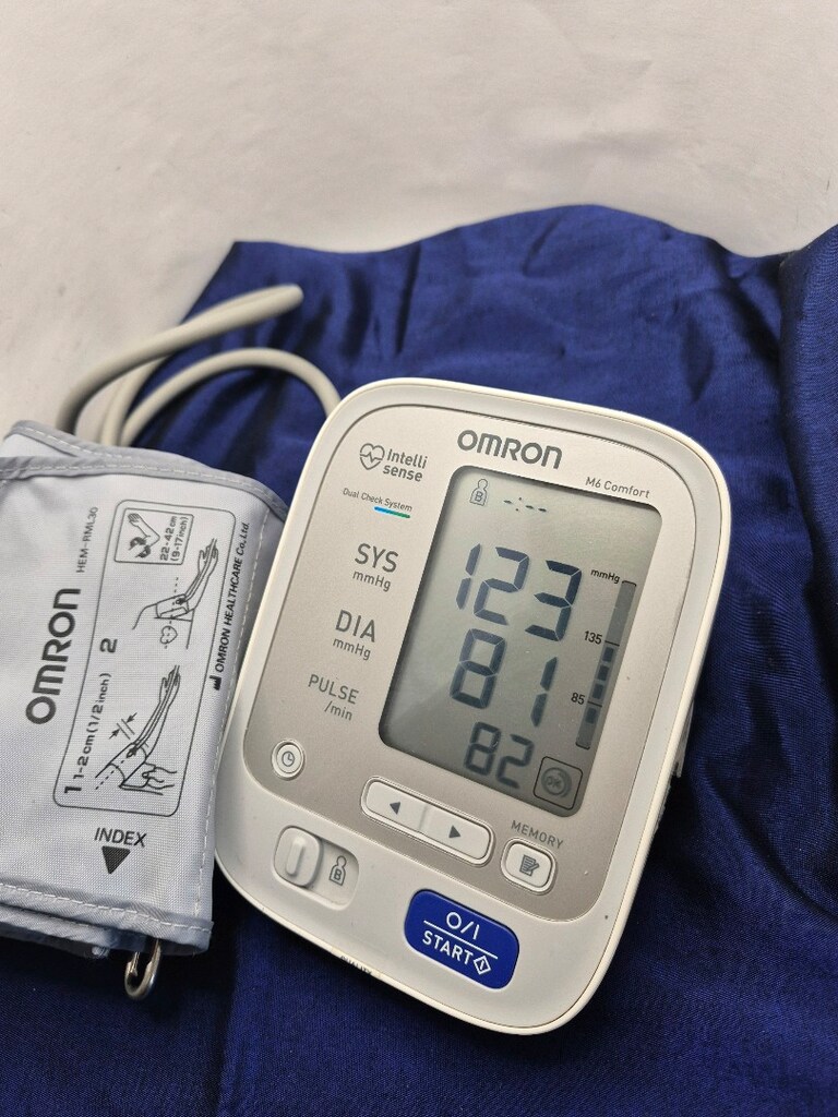 Omron M6 Comfort model tansiyon aleti. Dijital ekranı sayesinde ölçüml - 6