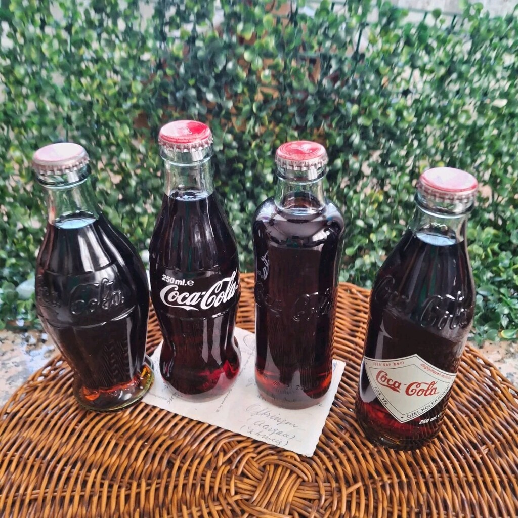Coca cola 125.Yıl özel koleksiyonu şişe seti (1899-1957) - 6