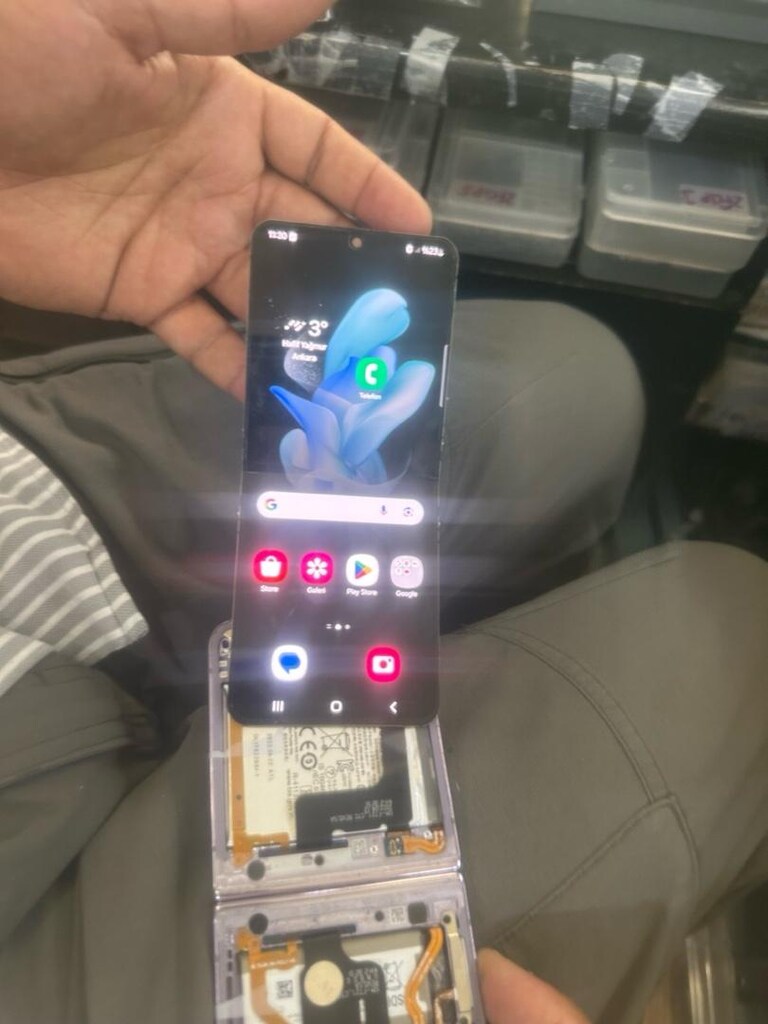 Samsung Z Flip 4 orjinal lekeli ekran - 2