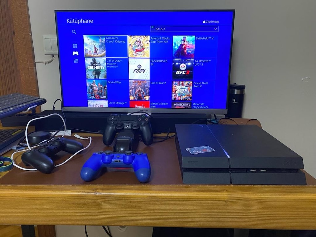 Kırık Playstation 4 v9.0 + 2 orijinal kol ve ücretsiz oyunlar