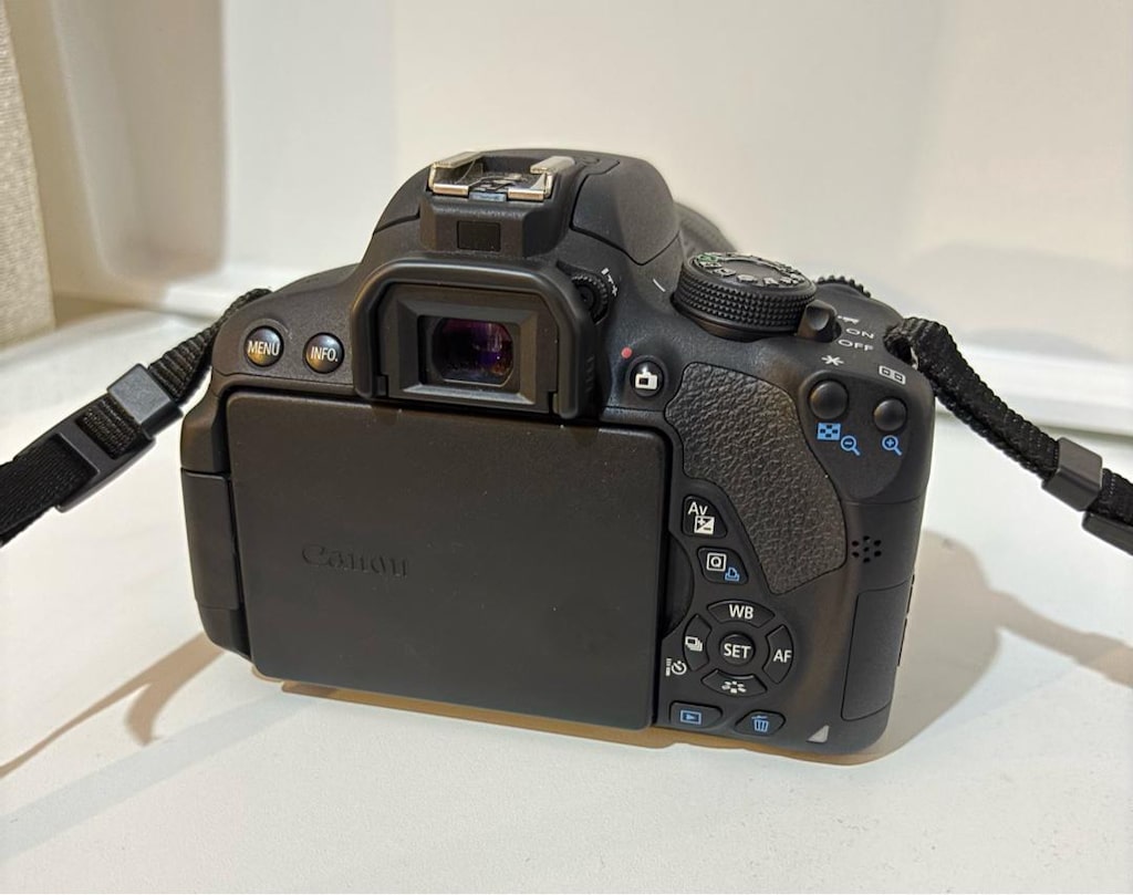 Canon EOS 700D DSLR Fotoğraf Makinesi – Sıfır Ayarında, Çok Az Kullanı - 4