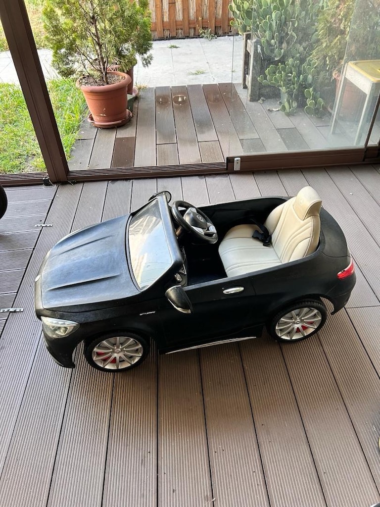 Akülü Mercedes Araba