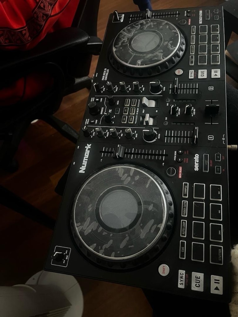 Numark MixTrack Platinium FX DJ Setup / All-in-One - 4