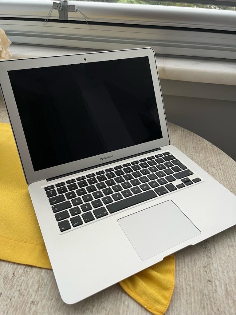 Apple Macbook Air - 2