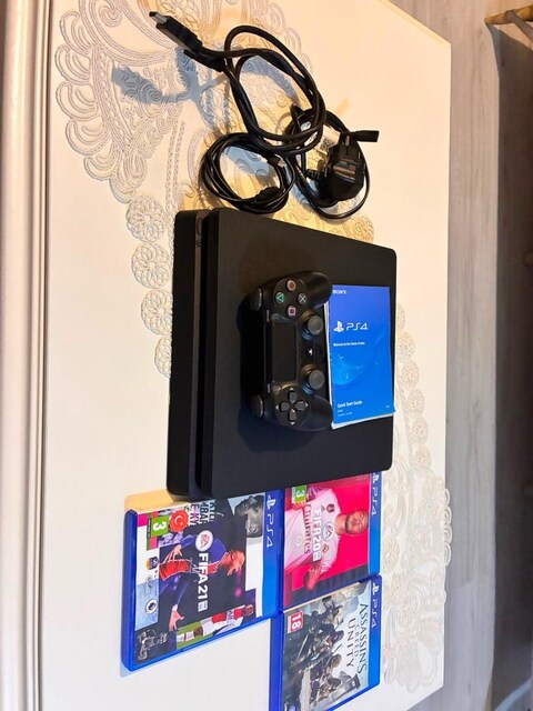 PS4 Slim 500 GB Temiz Kullanılmış | 1 Kol + 3 Oyun + Tüm Kablolar
