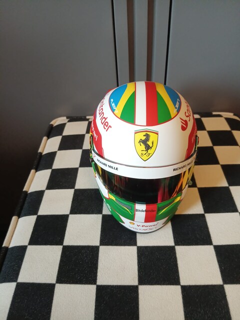 Leclerc 2022 Brasil Ferrari Formula 1 F1 1:2 Model Kask