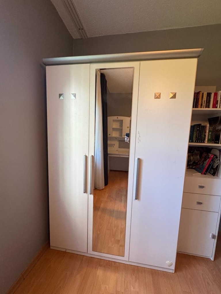 Çilek çalışma masası + 3 kapaklı gardrop - 2