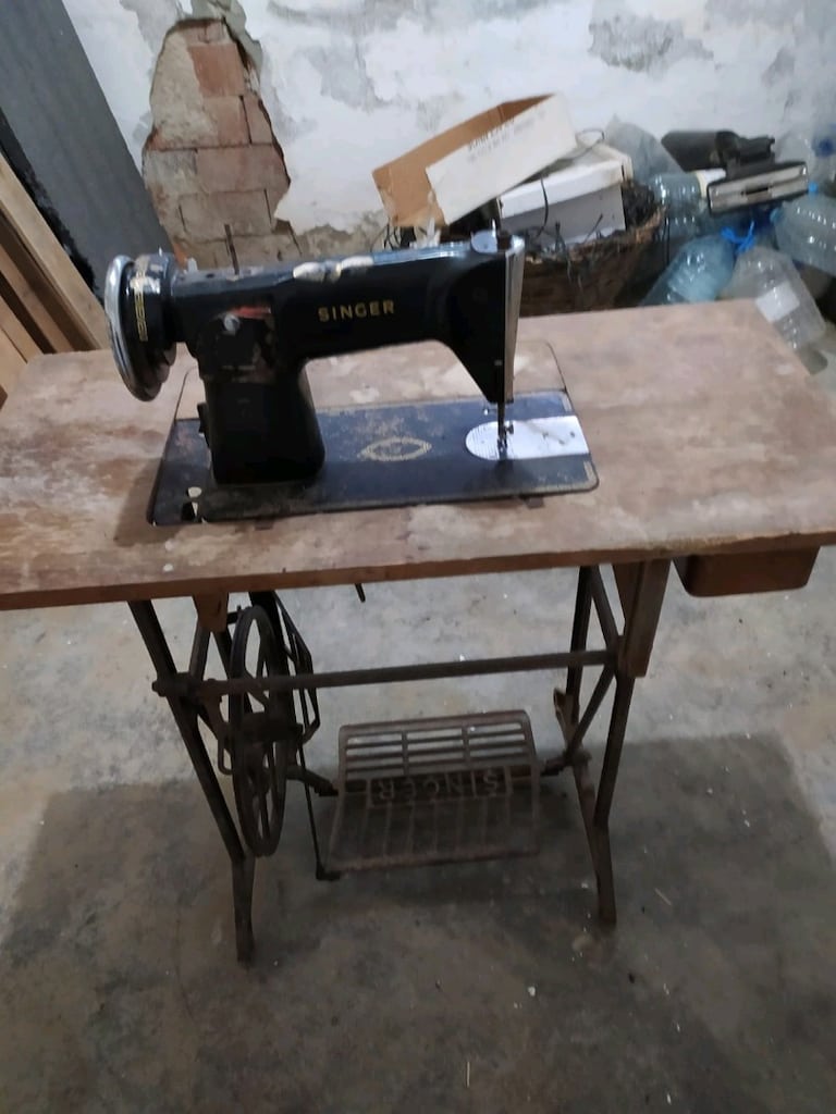çalışır durumda Antika Singer pedallı dikiş makinası. - 2