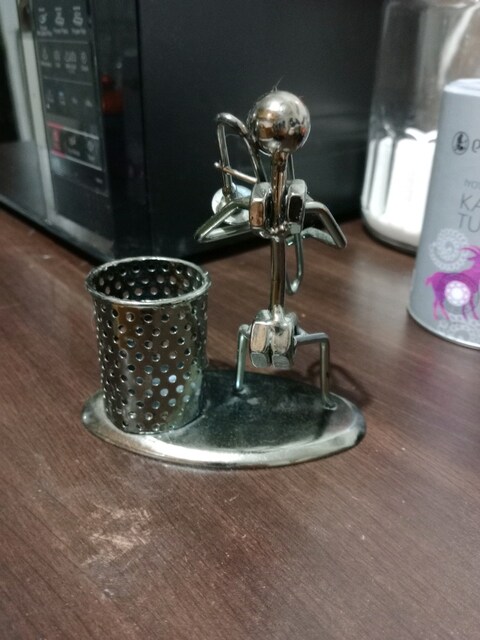 Metal figürlü kalemlik