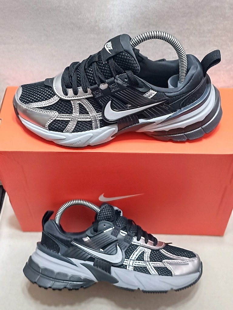 Nike V2K Run Orjinal sıfır üründür denemek için evde giyilmiş - 3