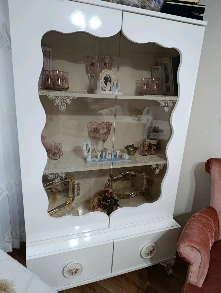 Krem camlı vitrin