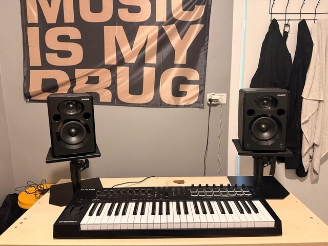 midi keyboard ve referans monitörü
