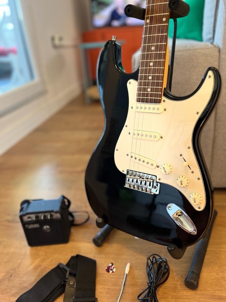 FULL SET STRAT KASA ELEKTRO GİTAR, PİLLİ AMFİ, KEMER, KABLO vs - 4