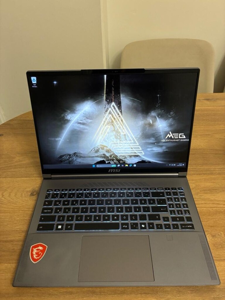 MSI Creator 16 AI Studio Ultra 9 185H 16GB RTX 4090 32GB 1TB 4K - 2