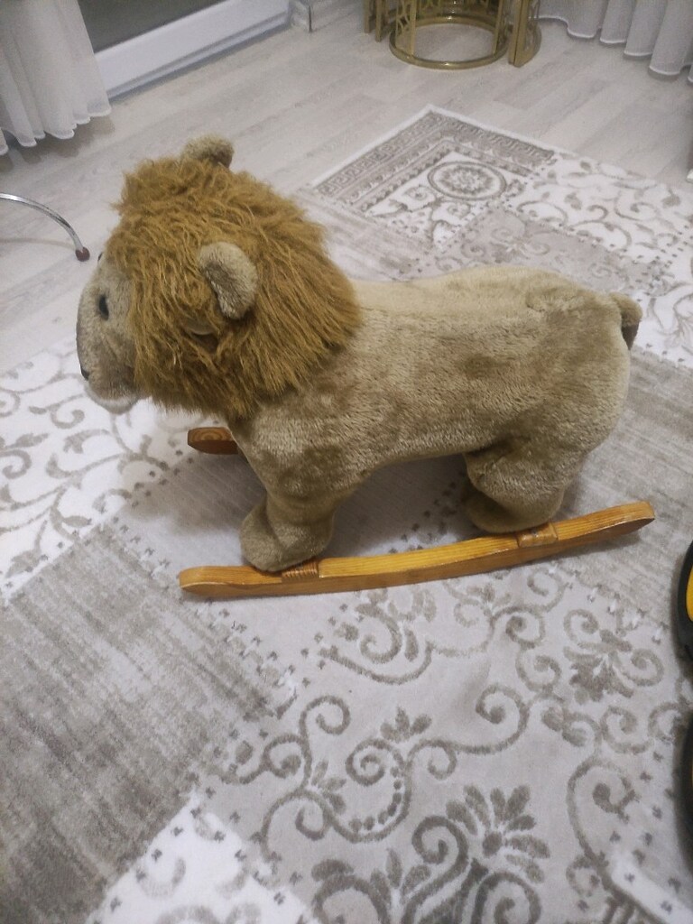 büyük oyuncak kamyon ve oyuncak Aslan. - 3