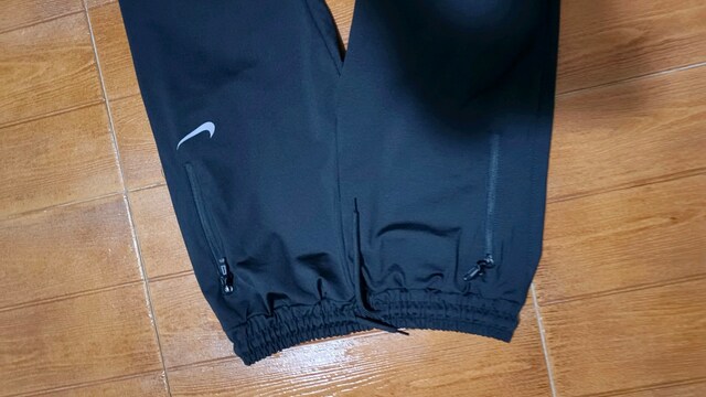 Nike likralı eşofman.İçi polarlı..Bedeni 176 yazar lakin S giyene olur