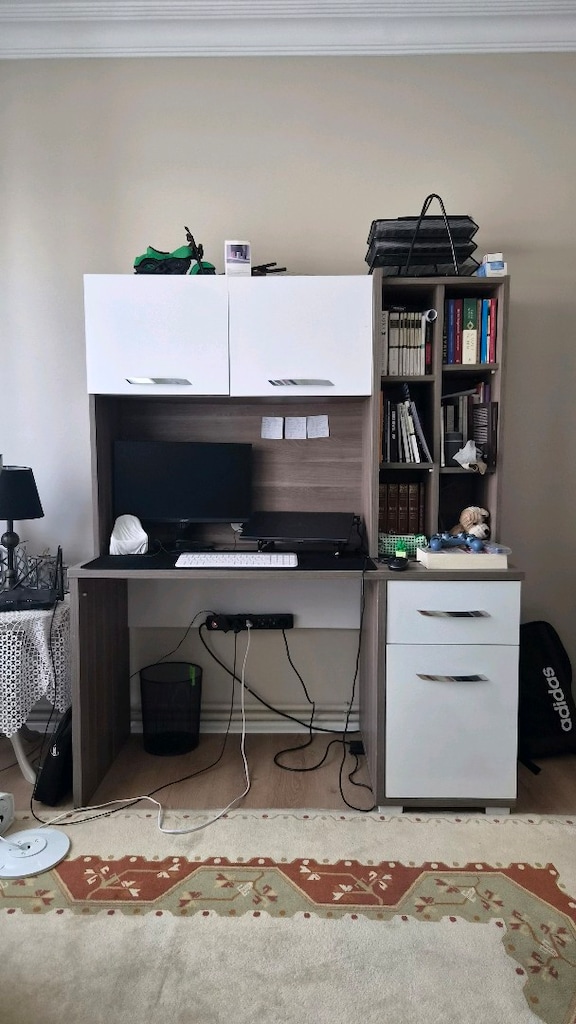 Kitaplıklı çekmeceli çalışma masası