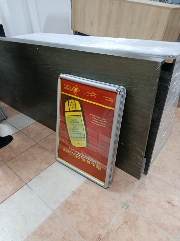 KLAS OFİS ÜSKÜDAR 50x70 ALÜMİNYUM BANKO PANOSU 2. EL - 3
