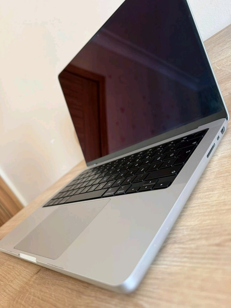 MacBook pro m4 2TB SSD 24 GB RAM 14 İNCH EKRAN - 2