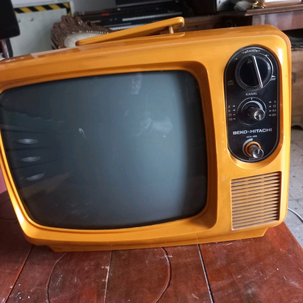 turuncu siyah beyaz tv - 2