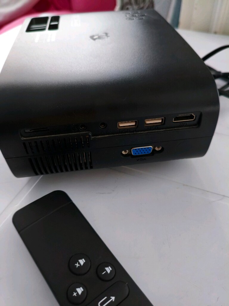 Siyah Mini Projektör ve Uzaktan Kumanda - 2