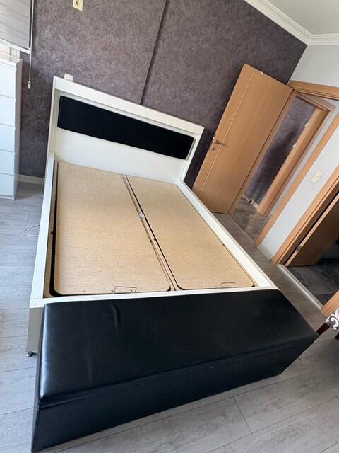 Bazalı Karyola ve Ayak Ucu Sandığı