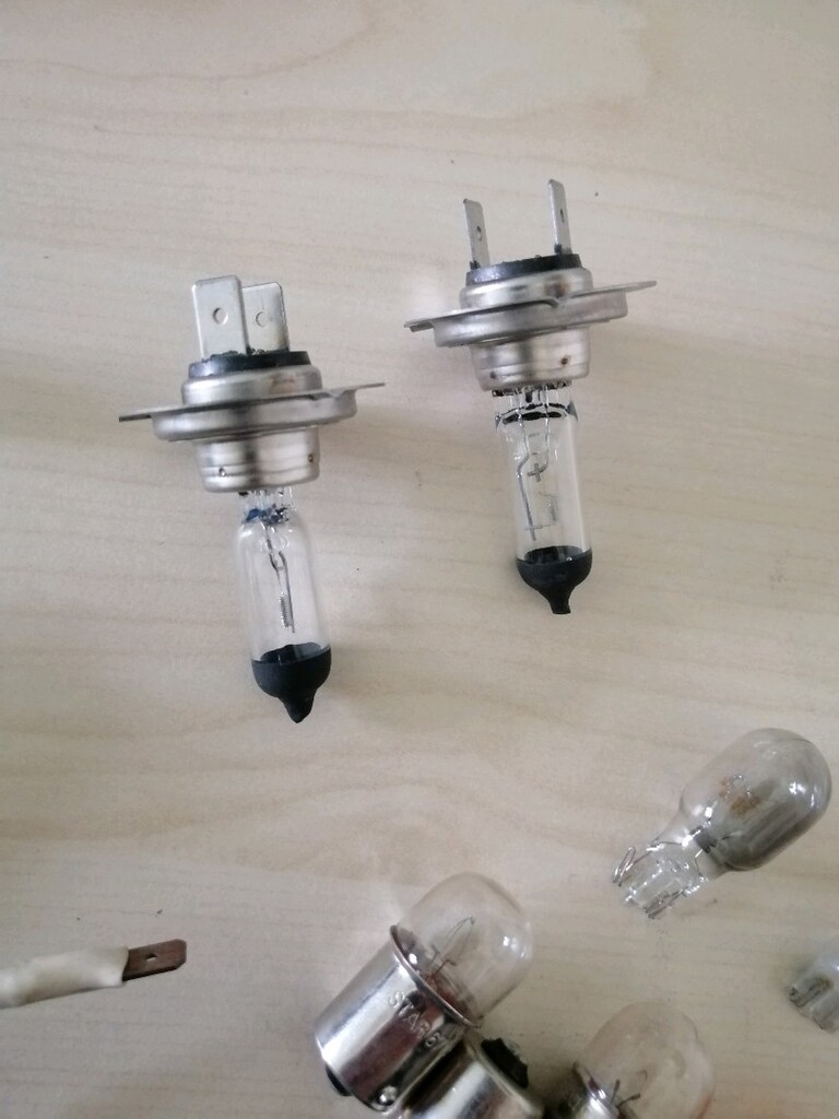 Araç far ampulü ve sinyal ambulleri resimde olan zenon far ampulü - 15
