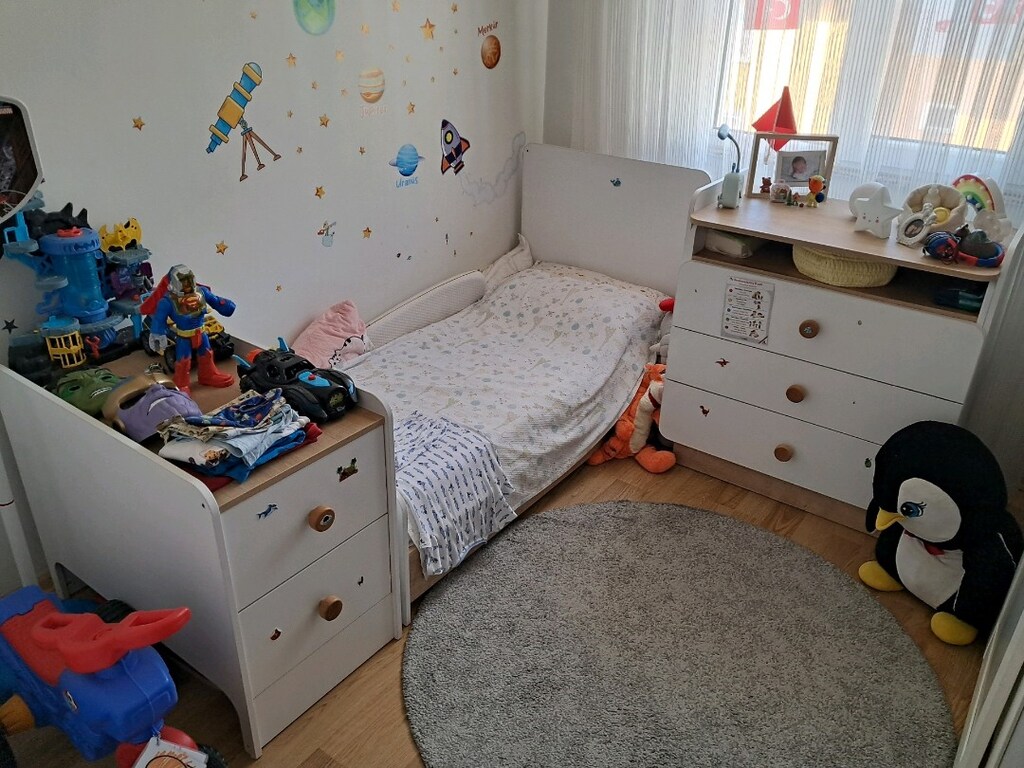 Büyüyen bebek karyolası ve şifonyeri