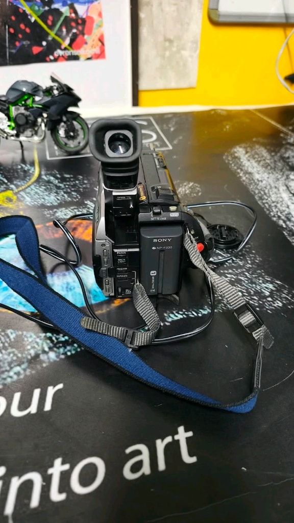Sony DCR-TRV210E Digital8 Handycam Video Kamera - 19