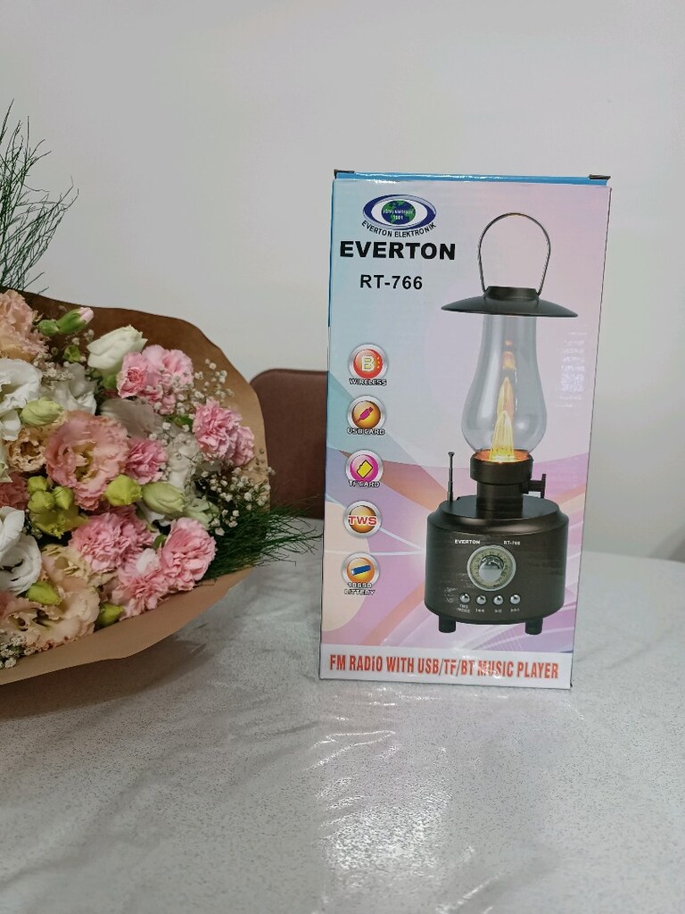Altın tonlu metal gövdeli ve beyaz silindirik gövdeli LED masa lambası - 3