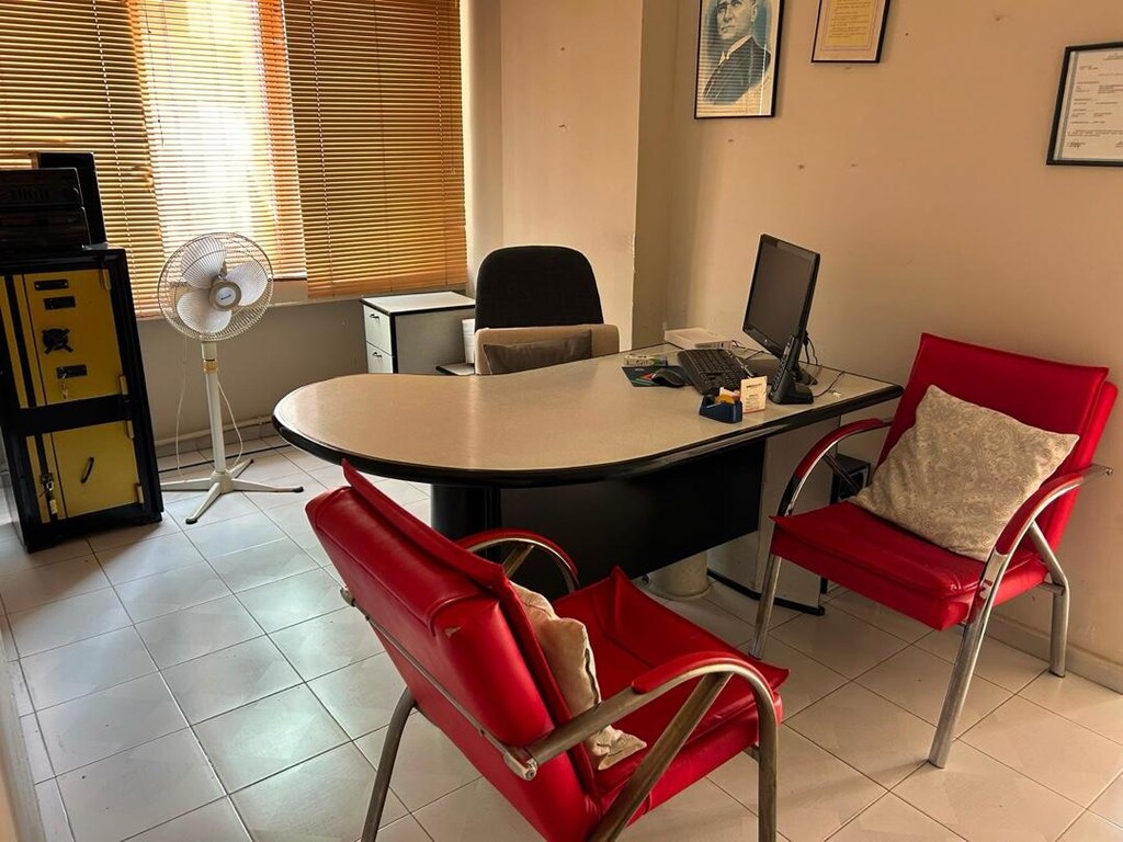 Ofis Yönetici Masası + 2 Koltuk + Çalışma Koltuğu + Çelik Kasa - 3