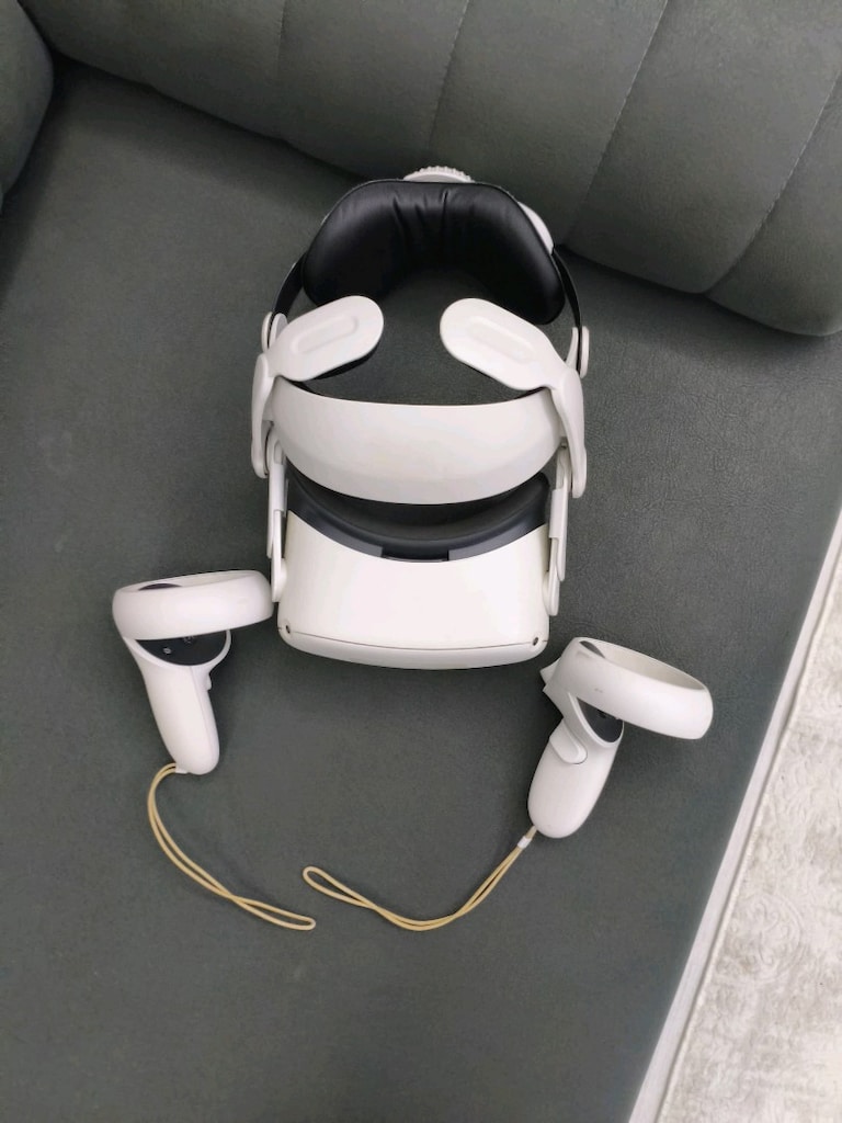 Meta Quest 2 VR - 12
