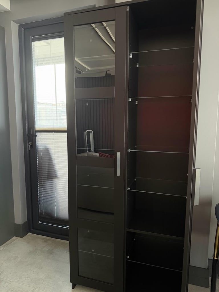 IKEA camlı dolap - 3