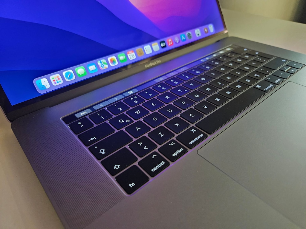 MACBOOK PRO + İ7 İŞLEMCİ + 16 GB RAM + 500 GB SSD + 15 İNÇ - 2