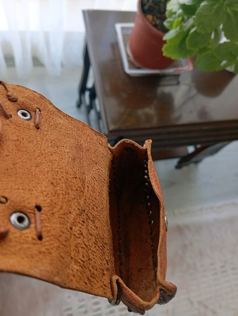 Çeşme yazılı, taba rengi, hakiki deri küçük el çantası. Vintage güderi - 6