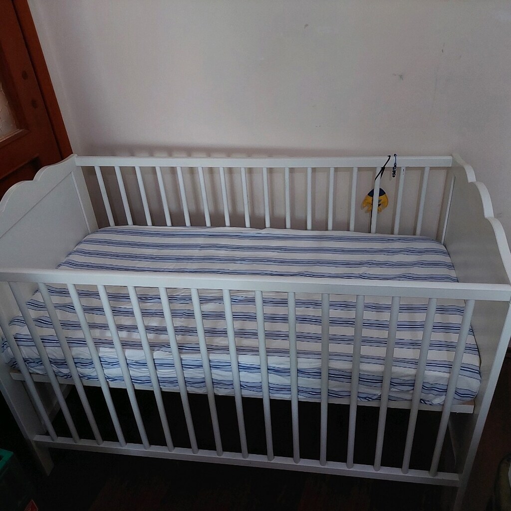 ikea bebek karyolasi +yatağı +yatak koruyucu alezi +yastık +yan minder - 3
