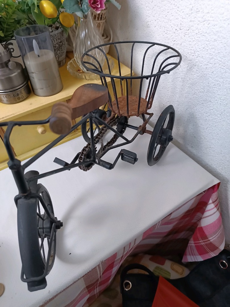 Vintage Metal Üç Tekerlekli Bisiklet Dekoru, Rustik Ahşap Oturma Yeri - 2