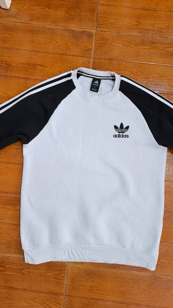 Adidas sweat..Arkada ufak leke..Bir koltuk altı uçtan diğer uca yanlam