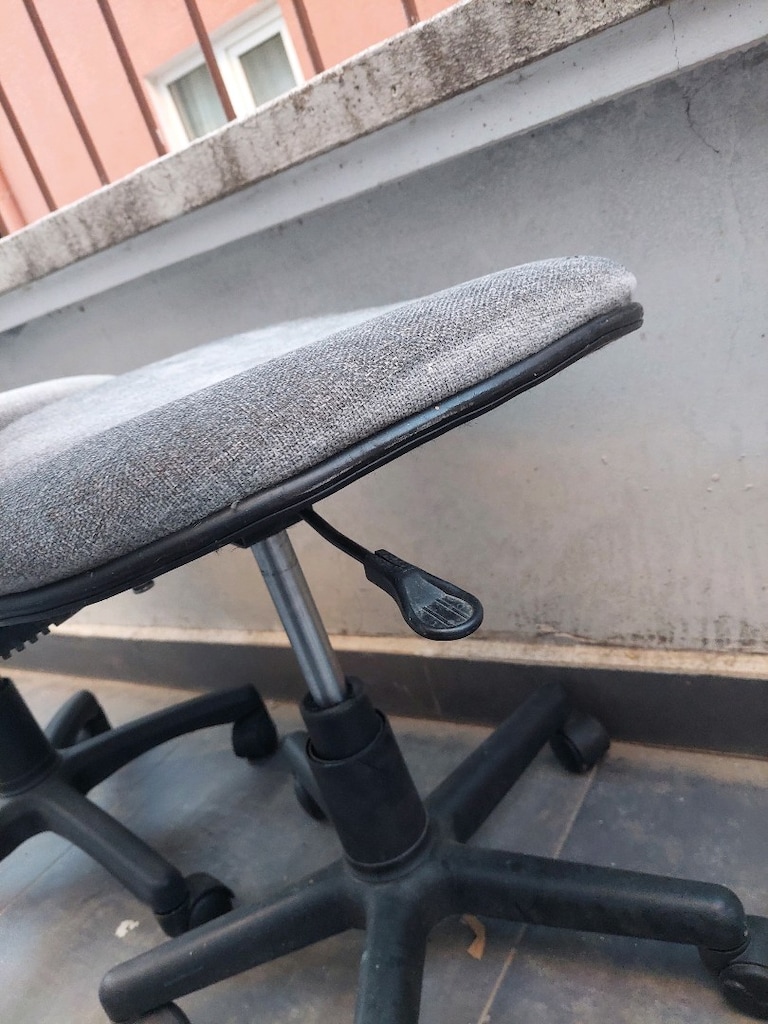 Döner sandalye. Ofis koltuğu. Kumaşlarının rengi solmuş.Adet fiyatıdır - 18