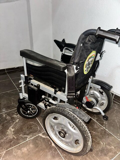 Temiz Standart Katlanabilir Akülü Tekerlekli Sandalye
