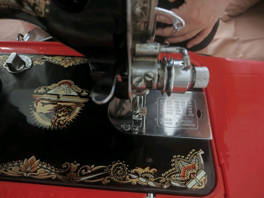 Vintage / Antika Dikiş Makinesi — Metal Gövde - 12