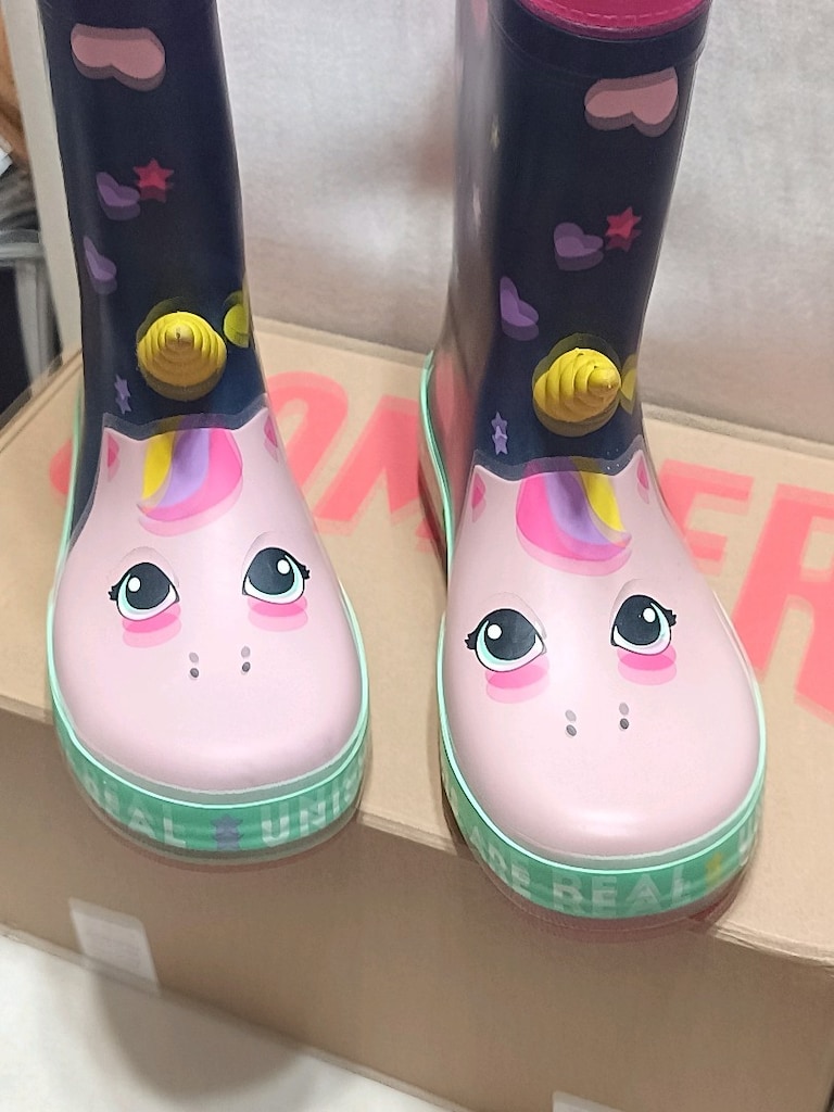 Denokids unicorn desenli sıfır cizmedir.Gecen sezondan kalan - 7